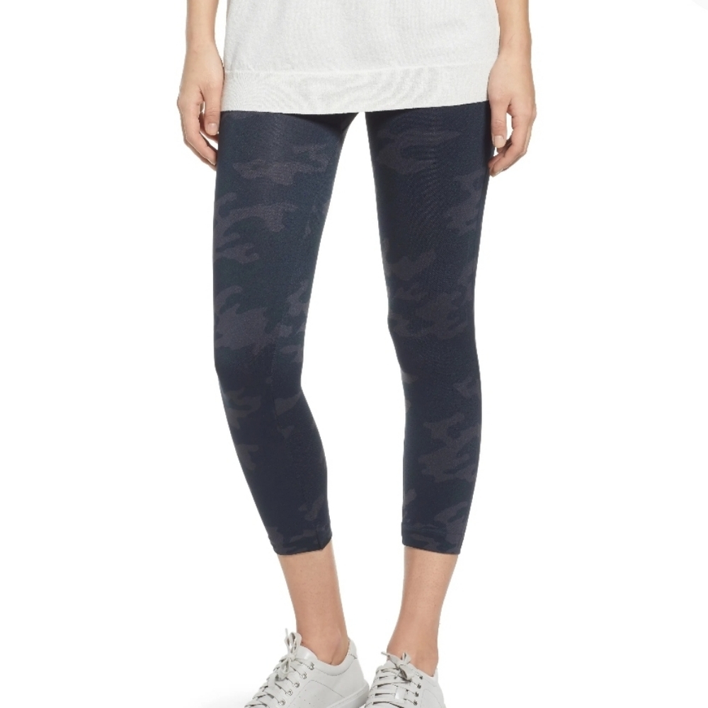 SPANX Look at Me Now crop seemless leggings in black camo - Picture 2 of 11